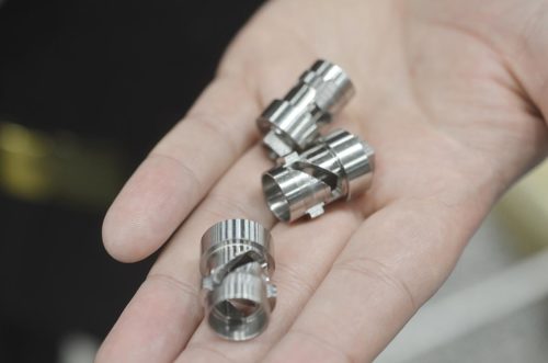 Japanska STAR nya modell SL-10 är en helt ny längdsvarv anpassad för mindre diametrar. SL-10 är en liten, kompakt maskin, fast med ett bearbetningsutrymme som erbjuder bra arbetsrum som gör maskinen lättarbetad och ger en bra spånavgång.
– Vår målsättning är alltid att köra tomt i körplanen men vi vill ”aldrig komma dit”, säger Mikael Karlsson.
– Med effektiva produktionsprocesser kan vi hålla våra leveranstider, säger Mikael Karlsson.