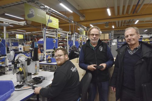 Maskinen på bilden är GECHTER modell 8 kN LP, pneumatisk press med 2 handstyrning.